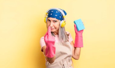 Orta yaşlı, güzel bir kadın sinirli, sinirli, asi ve agresif hissediyor. Temizleyici.