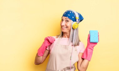 Orta yaşlı, güzel bir kadın kibirli, başarılı, pozitif ve gururlu görünüyor. Temizleyici.