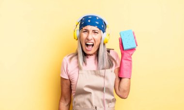 Orta yaşlı, güzel bir kadın agresif bir şekilde bağırıyor, çok kızgın görünüyor. Temizleyici.