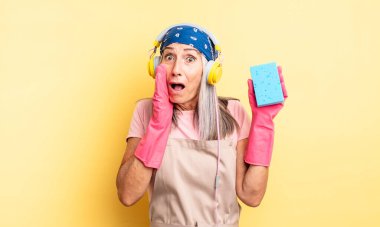 Orta yaşlı, güzel bir kadın şok olmuş ve korkmuş hissediyor. Temizleyici.