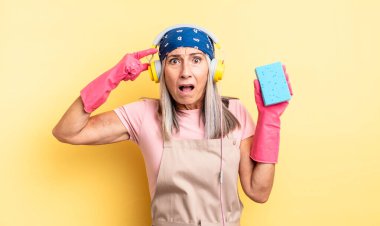 Orta yaşlı, güzel bir kadın şaşırmış görünüyor, yeni bir düşünce, fikir ya da konsept fark ediyor. Temizleyici.