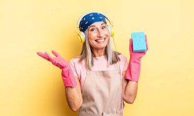 Orta yaşlı, güzel bir kadın kendini mutlu hissediyor. Bir çözüm ya da fikir bulduğuna şaşırıyor. Temizleyici.