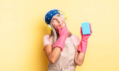 Orta yaşlı, düşünceli, kuşkulu ve kafası karışık bir kadın. Temizleyici.