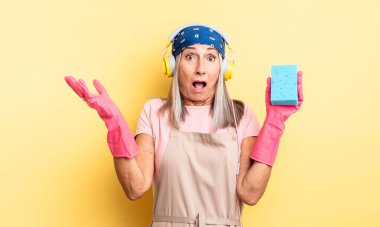 Orta yaşlı güzel bir kadın son derece şaşkın ve şaşırmış hissediyor. Temizleyici.