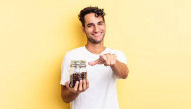 İspanyol yakışıklı adam kamerayı göstererek seni seçiyor. Kahve şişesi.