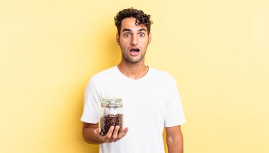 İspanyol yakışıklı adam çok şaşırmış ya da şaşkın görünüyor. Kahve şişesi.