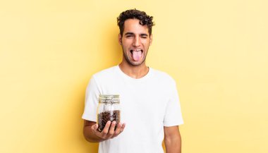 Neşeli ve asi tavırlı, şakacı ve dilsiz İspanyol yakışıklı bir adam. Kahve şişesi.