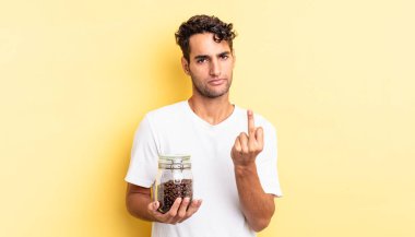 İspanyol yakışıklı adam kızgın, sinirli, asi ve agresif hissediyor. Kahve şişesi.