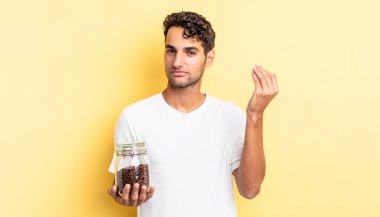 İspanyol yakışıklı adam kapiş ya da para hareketi yapıyor, sana ödemeni söylüyor. Kahve şişesi.