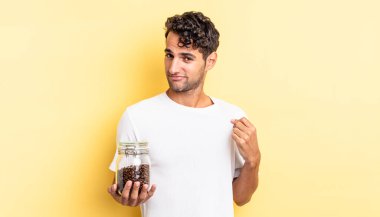 İspanyol yakışıklı adam kibirli, başarılı, pozitif ve gururlu görünüyor. Kahve şişesi.