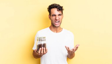 İspanyol yakışıklı adam sinirli, sinirli ve sinirli görünüyor. Kahve şişesi.