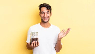 İspanyol yakışıklı adam kendini mutlu hissediyor, bir çözüm ya da fikir bulduğuna şaşırıyor. Kahve şişesi.