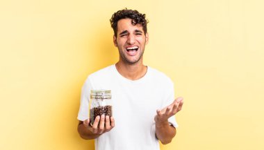 İspanyol yakışıklı adam umutsuz, sinirli ve stresli görünüyor. Kahve şişesi.