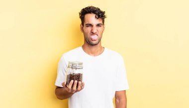 İspanyol yakışıklı adam iğreniyor, sinirleniyor ve dili dışarı çıkıyor. Kahve şişesi.