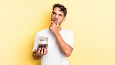 İspanyol yakışıklı düşünen, kuşkucu ve kafası karışık bir adam. Kahve şişesi.