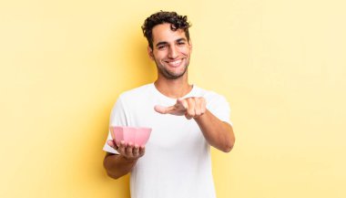 İspanyol yakışıklı adam kamerayı göstererek seni seçiyor. boş kase kavramı