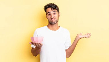 İspanyol yakışıklı adam şaşkın, şaşkın ve şüpheci hissediyor. boş kase kavramı