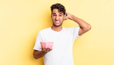 İspanyol yakışıklı adam kendini stresli, endişeli ya da korkmuş hissediyor, elleri başının üstünde. boş kase kavramı