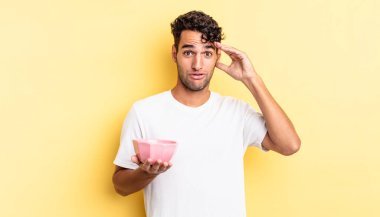 İspanyol yakışıklı adam mutlu, şaşkın ve şaşırmış görünüyor. boş kase kavramı