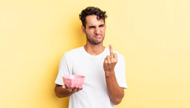 İspanyol yakışıklı adam kızgın, sinirli, asi ve agresif hissediyor. boş kase kavramı