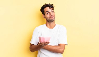 İspanyol yakışıklı adam omuz silkiyor, kafası karışık ve kararsız. boş kase kavramı