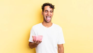 Neşeli ve asi tavırlı, şakacı ve dilsiz İspanyol yakışıklı bir adam. boş kase kavramı