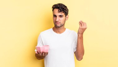 İspanyol yakışıklı adam kapiş ya da para hareketi yapıyor, sana ödemeni söylüyor. boş kase kavramı