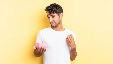 İspanyol yakışıklı adam kibirli, başarılı, pozitif ve gururlu görünüyor. boş kase kavramı