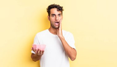 İspanyol yakışıklı adam şok olmuş ve korkmuş hissediyor. boş kase kavramı