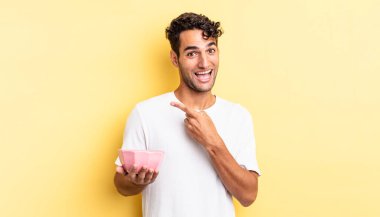 İspanyol yakışıklı adam heyecanlı ve şaşırmış görünüyor. boş kase kavramı