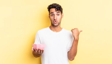 İspanyol yakışıklı adam, inançsızlıktan şaşkın şaşkın bakıyor. boş kase kavramı