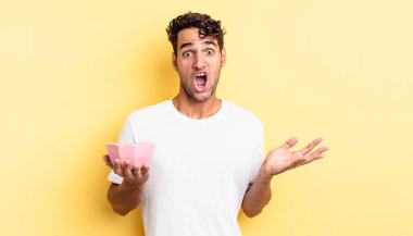 İspanyol yakışıklı adam inanılmaz bir sürprizle şaşkına dönmüş ve hayrete düşmüştü. boş kase kavramı