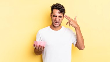 İspanyol yakışıklı adam mutsuz ve stresli görünüyor, intihar jesti silah işareti yapıyor. boş kase kavramı