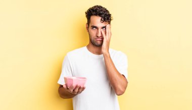 İspanyol yakışıklı bir adam yorgun, bıkkın ve uykulu hissediyor. boş kase kavramı