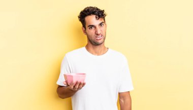 İspanyol yakışıklı adam şaşkın ve şaşkın hissediyor. boş kase kavramı