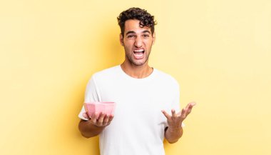 İspanyol yakışıklı adam umutsuz, sinirli ve stresli görünüyor. boş kase kavramı