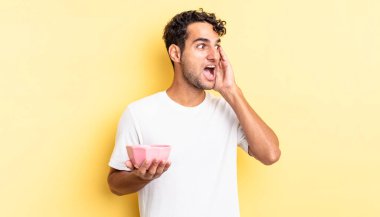 İspanyol yakışıklı adam mutlu, heyecanlı ve şaşırmış hissediyor. boş kase kavramı