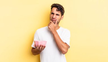 İspanyol yakışıklı düşünen, kuşkucu ve kafası karışık bir adam. boş kase kavramı