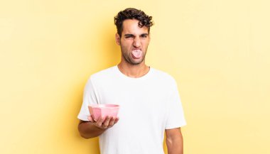 İspanyol yakışıklı adam iğreniyor, sinirleniyor ve dili dışarı çıkıyor. boş kase kavramı