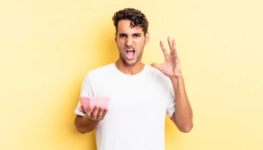 İspanyol yakışıklı adam ellerini havaya kaldırarak bağırıyor. boş kase kavramı