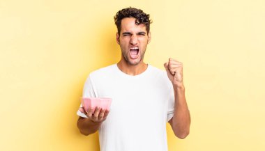 İspanyol yakışıklı adam sinirli bir ifadeyle agresif bir şekilde bağırıyor. boş kase kavramı