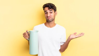 İspanyol yakışıklı adam şaşkın, şaşkın ve şüpheci hissediyor. Kahve termosu kavramı