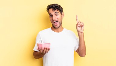 İspanyol yakışıklı bir adam bir fikri fark ettikten sonra mutlu ve heyecanlı bir dahi gibi hissediyor. boş kase kavramı