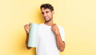 İspanyol yakışıklı adam stresli, endişeli, yorgun ve hayal kırıklığına uğramış hissediyor. Kahve termosu kavramı