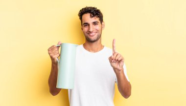 Hispanik yakışıklı adam gururla gülümsüyor ve kendinden emin bir numara oluyor. Kahve termosu kavramı