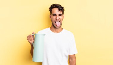 Neşeli ve asi tavırlı, şakacı ve dilsiz İspanyol yakışıklı bir adam. Kahve termosu kavramı