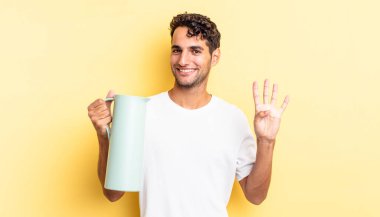 İspanyol yakışıklı adam gülümsüyor ve arkadaş canlısı görünüyor, dört numarayı gösteriyor. Kahve termosu kavramı