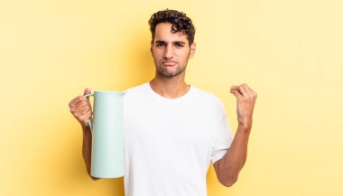 İspanyol yakışıklı adam kapiş ya da para hareketi yapıyor, sana ödemeni söylüyor. Kahve termosu kavramı