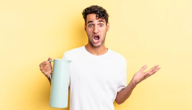 İspanyol yakışıklı adam inanılmaz bir sürprizle şaşkına dönmüş ve hayrete düşmüştü. Kahve termosu kavramı
