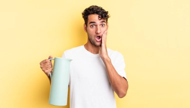 İspanyol yakışıklı adam şok olmuş ve korkmuş hissediyor. Kahve termosu kavramı